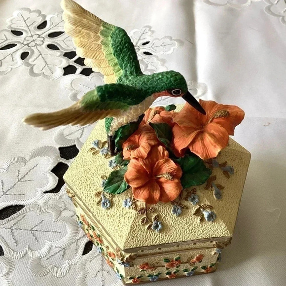 2001 Holsted House Ruby-Throated Hummingbird music trinket box Wings of Love - Picture 7 of 9